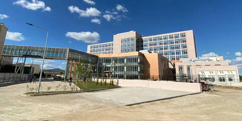 Uşak Merkez Devlet Hastanesine Ek 200 Yataklı Bina ve 40 Ünit ADSM Yapım İşi kesin kabulü yapılmıştır.