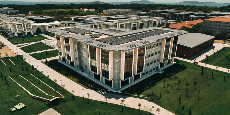 Marmara Üniversitesi Recep Tayyip Erdoğan Külliyesi Mühendislik ve Teknoloji Fakülteleri İnşaatı İşi’nin kesin kabulü 5 Ağustos 2022 tarihinde yapılmıştır.